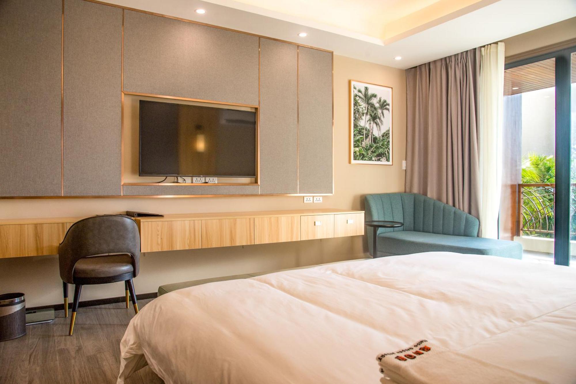 Zimmer mit Kingsize-Bett und Balkon