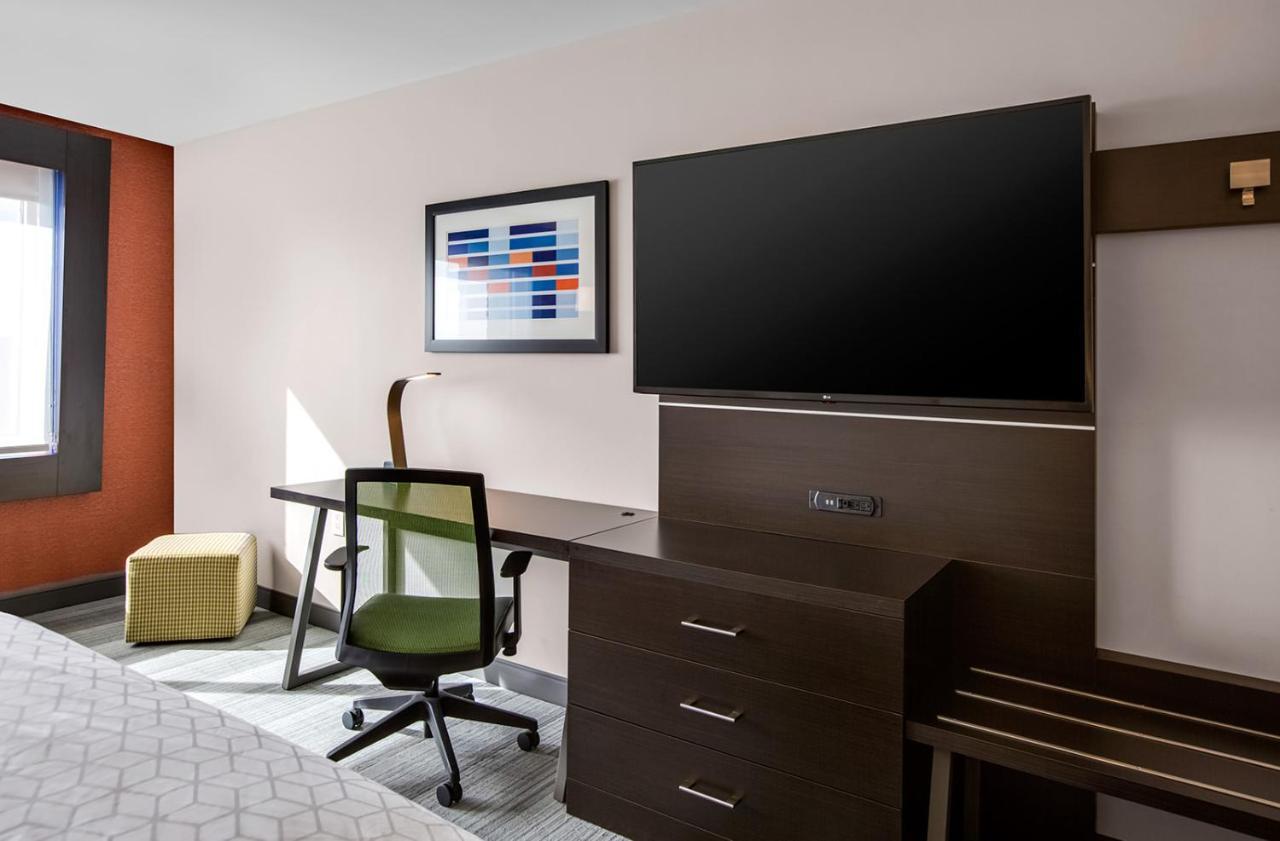 Queen Room with Two Queen Beds - Hearing Accessible