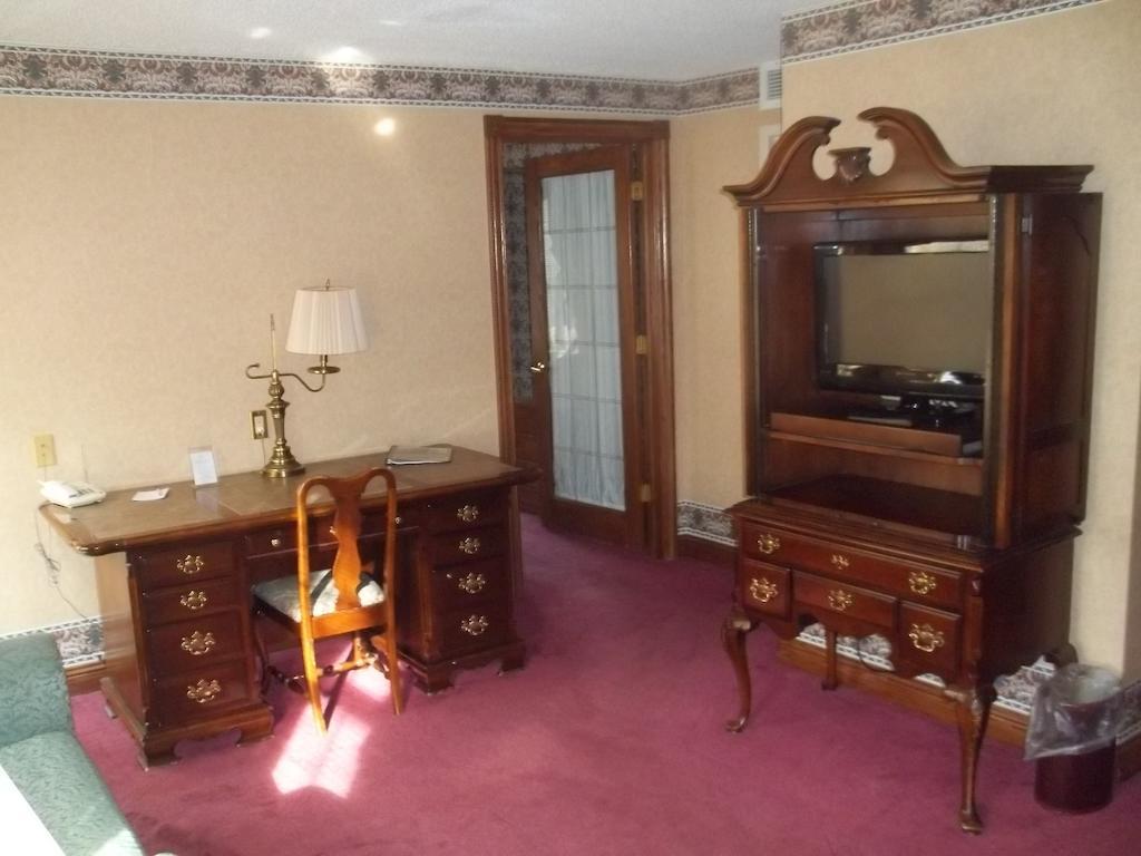 One-Bedroom King Suite - Non-Smoking