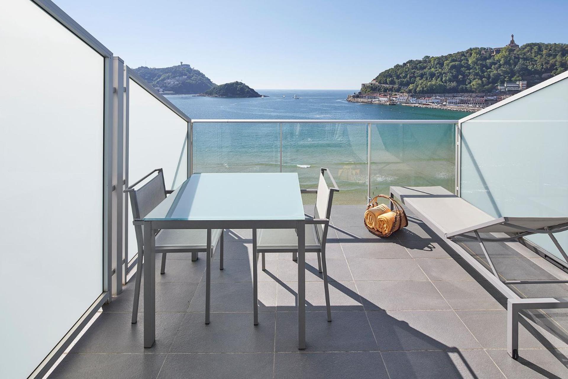 Ático con terraza y vistas al mar