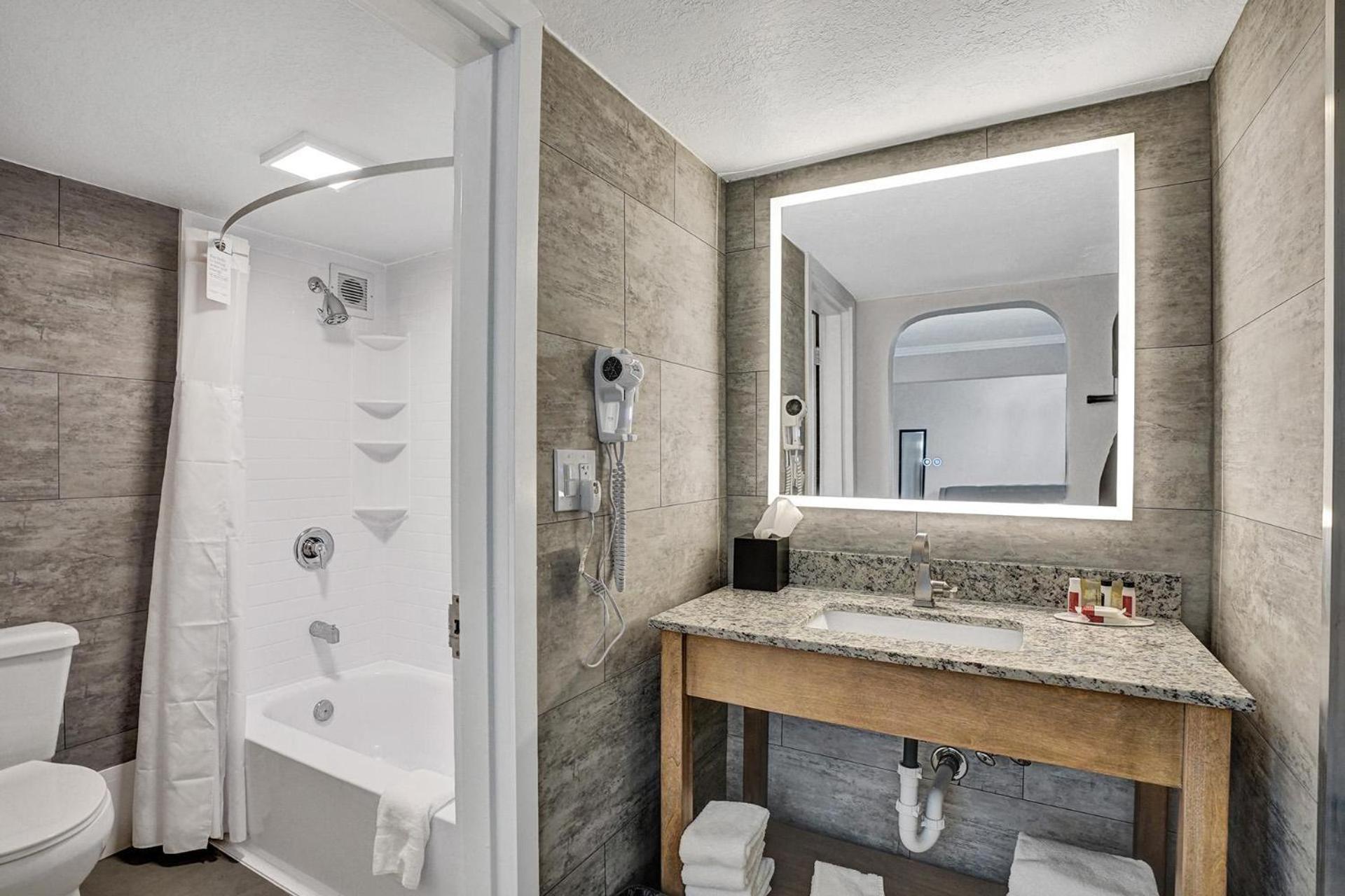 King Room with ADA Tub - Disability Access/Non Smoking