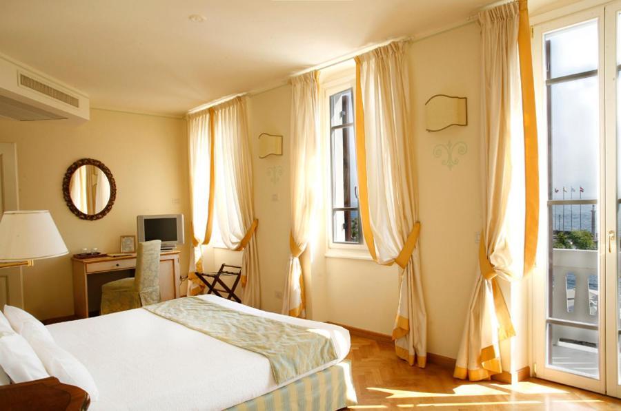 Deluxe Tweepersoonskamer met 1 of 2 Bedden - met Balkon en Uitzicht op het Meer