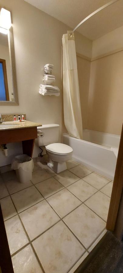 Queen Room - Pet Friendly/Non-Smoking
