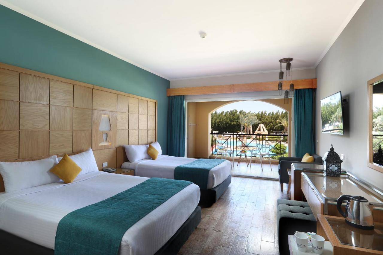 Quarto Triplo com Vista Piscina