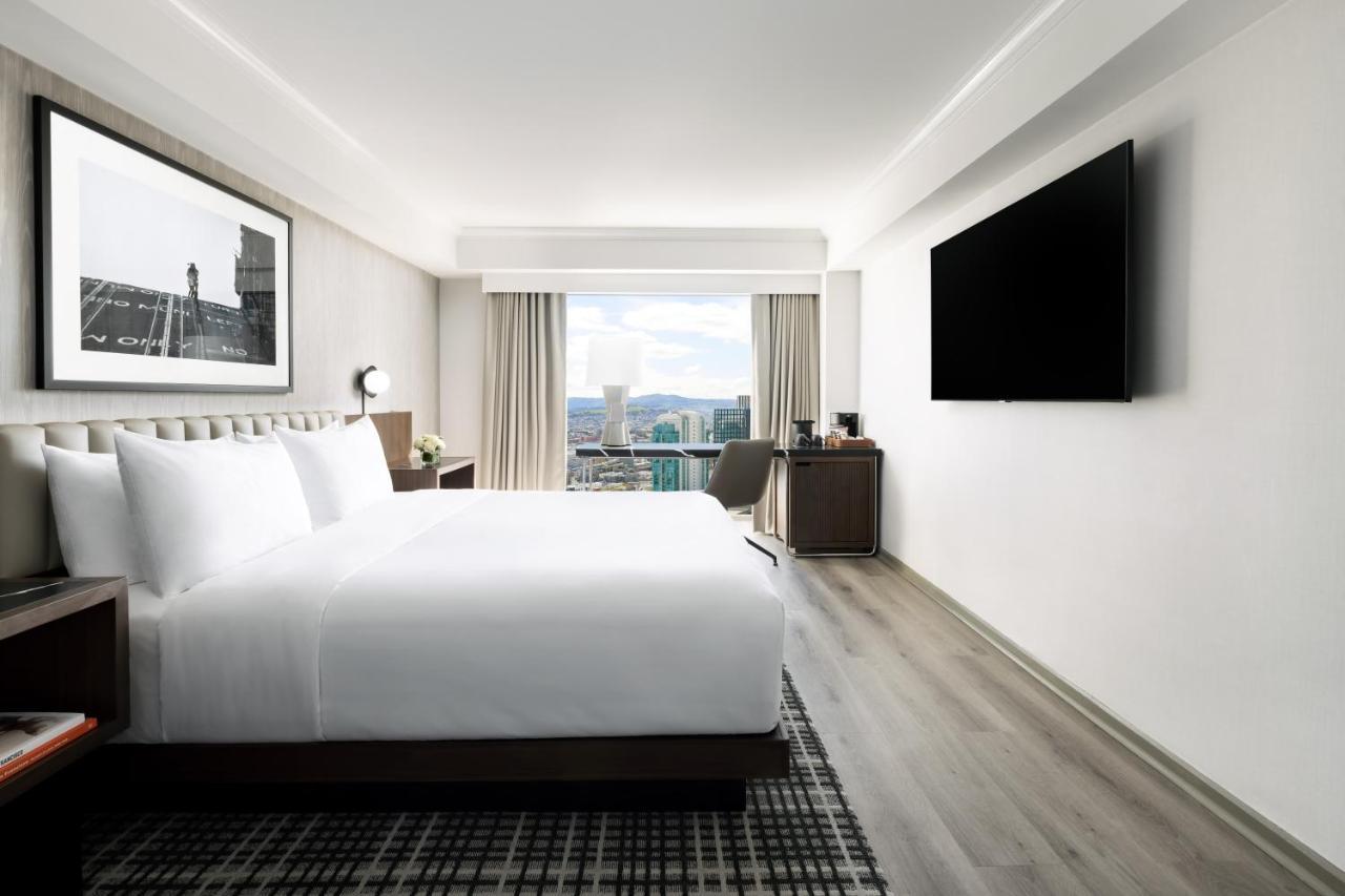 Habitación ADA con cama extragrande y bañera