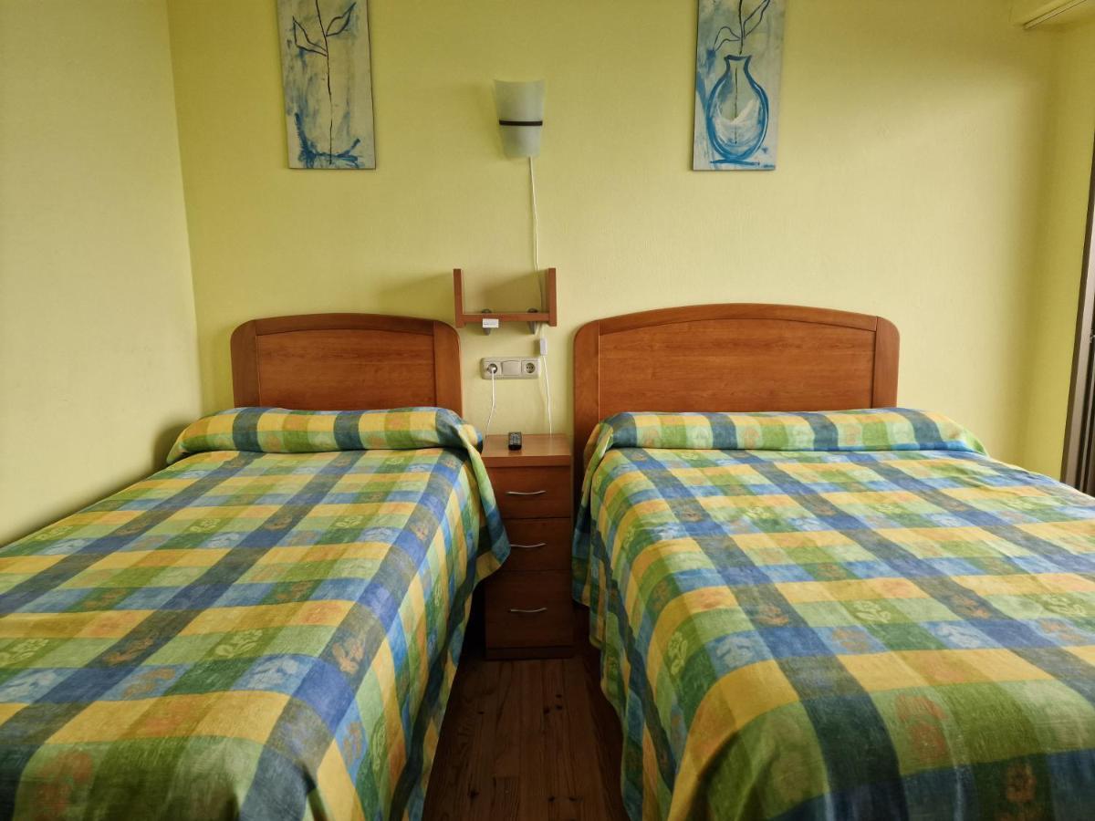 Chambre Lits Jumeaux avec Salle de Bains Commune