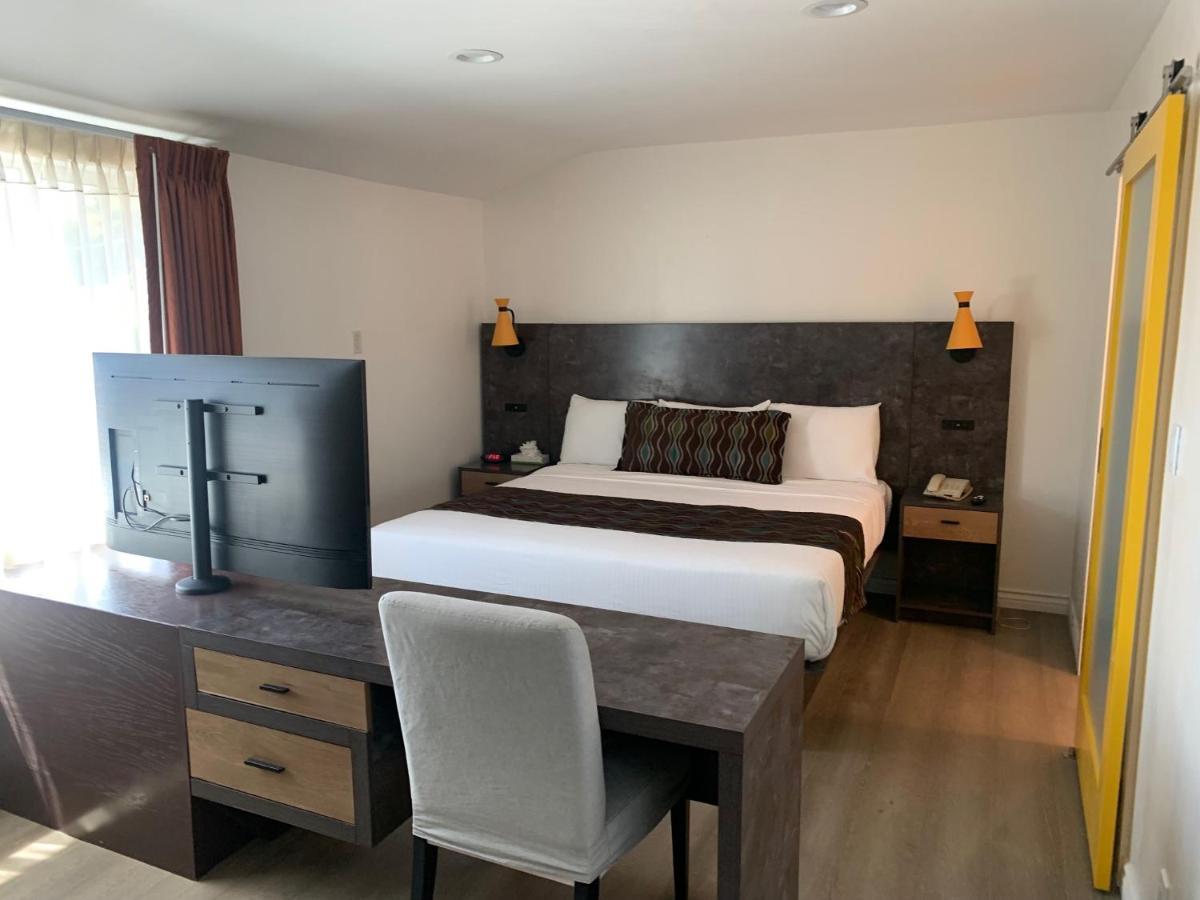 Deluxe King Suite