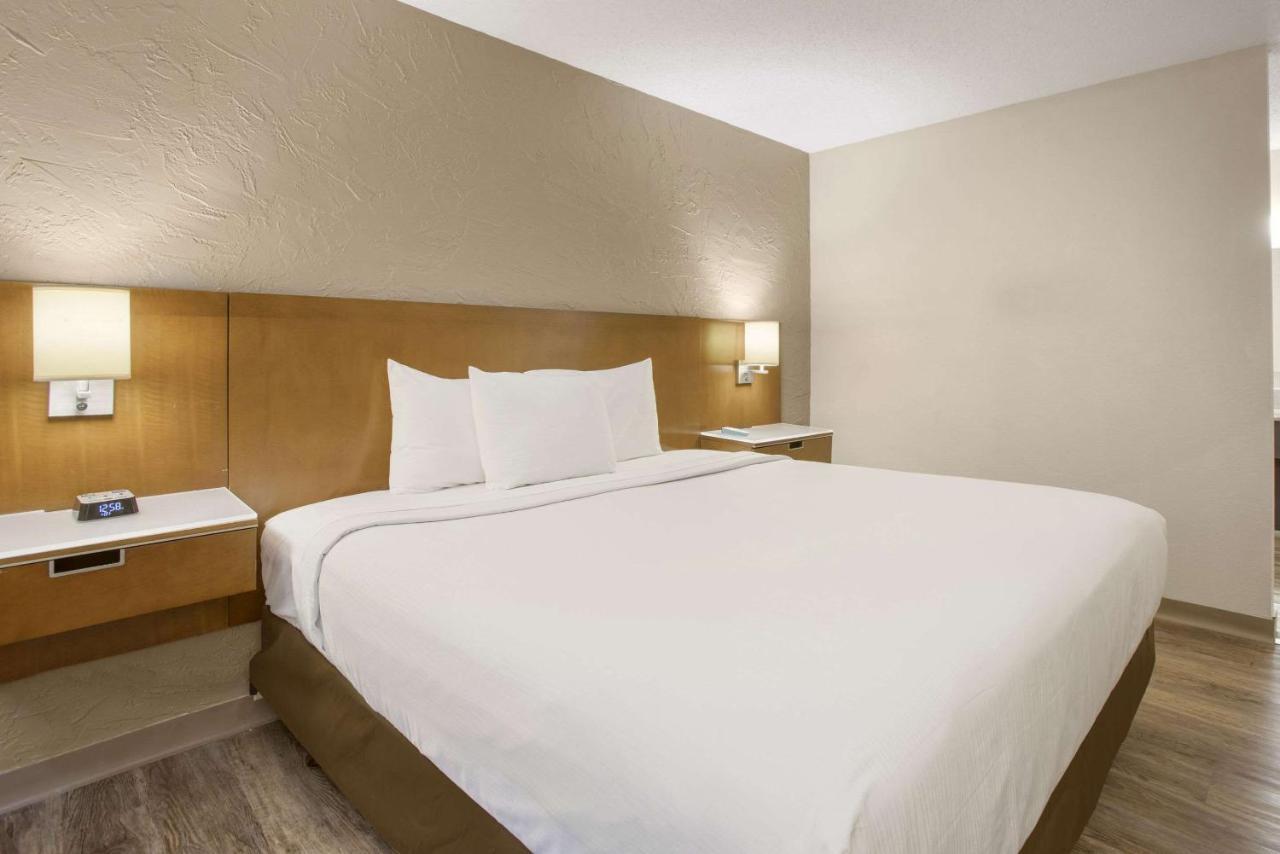 Standard King Room - Non-Smoking