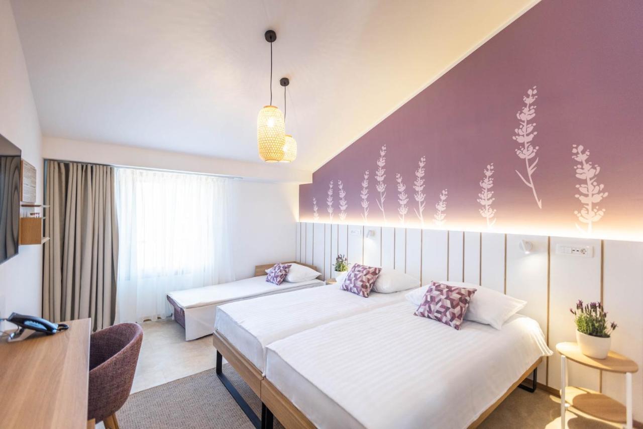 Camera Matrimoniale con Letto Supplementare