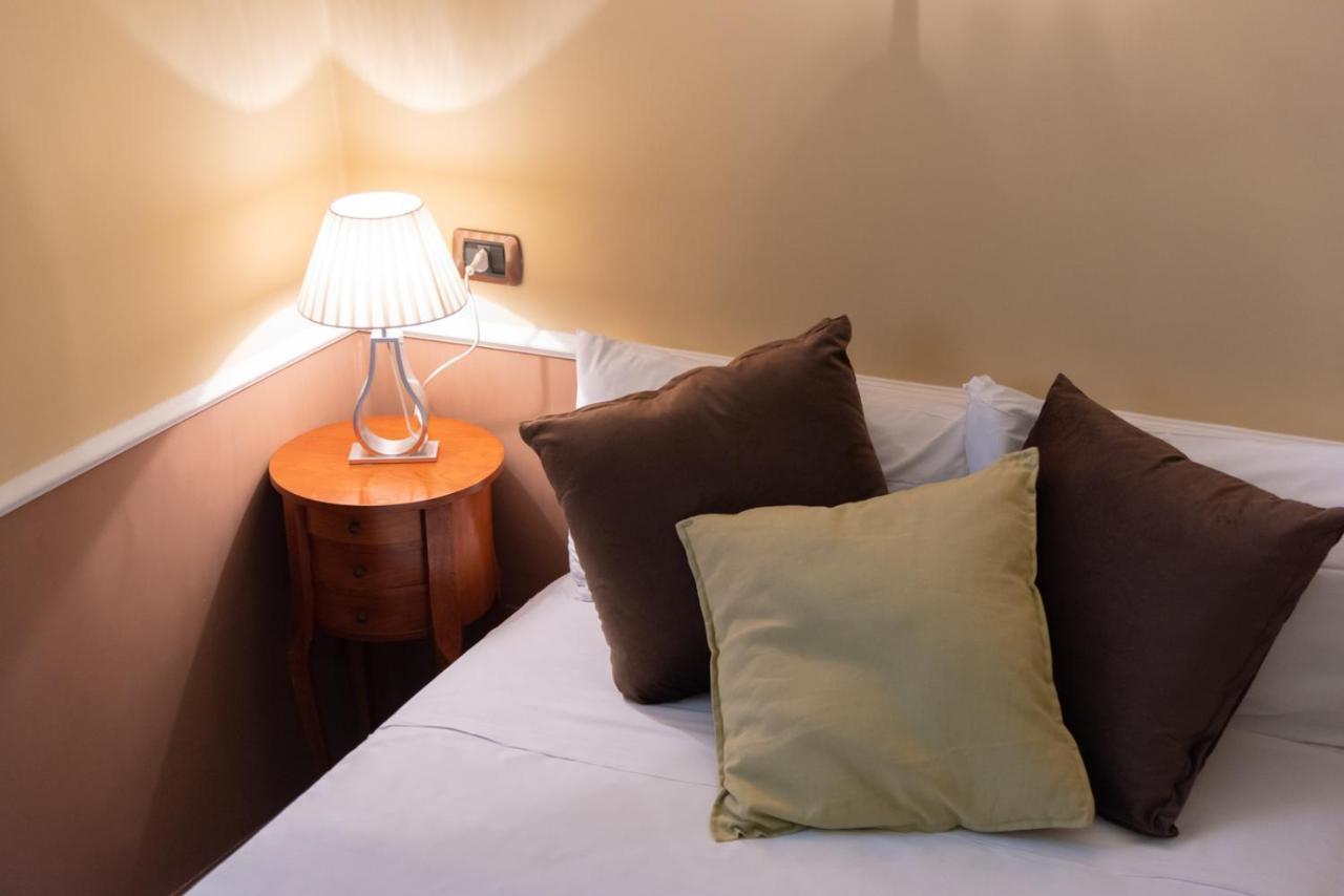 Camera familiare con due letti queen size e letto singolo