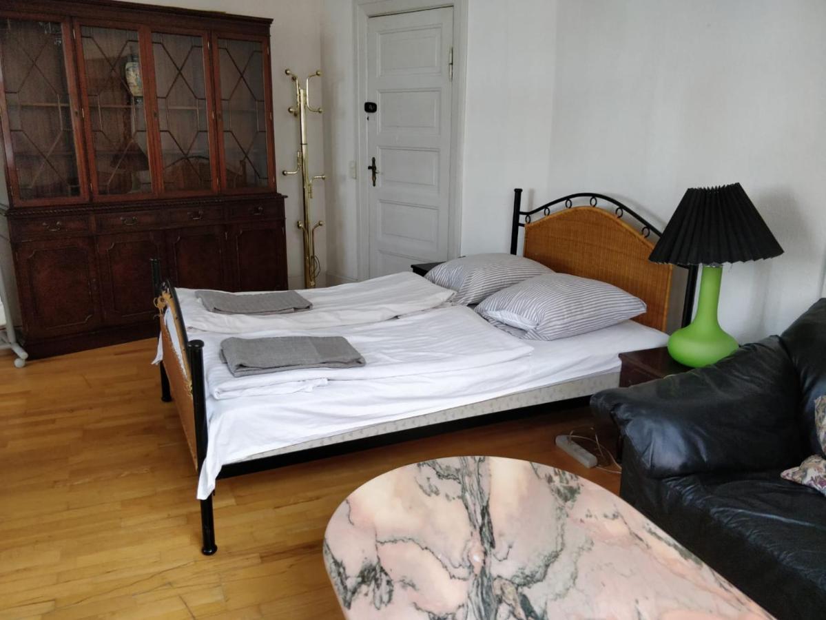 Camera Grande Matrimoniale/Doppia con Letti Singoli e con Bagno in Comune