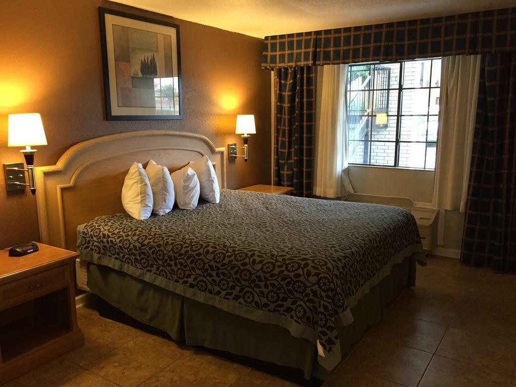 King Room with Roll-In Shower - Mobility Access/Non-Smoking