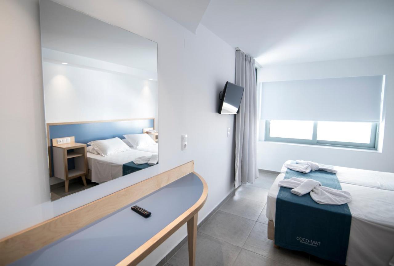 Standaard Familiekamer met 2 Slaapkamers en Uitzicht op het Zwembad
