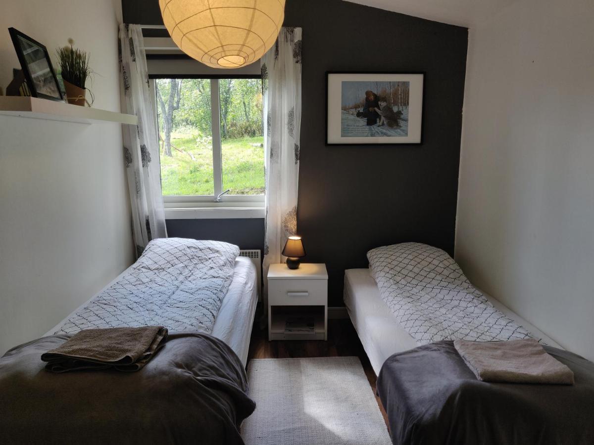 Tweepersoonskamer met 2 Aparte Bedden en Gedeelde Badkamer