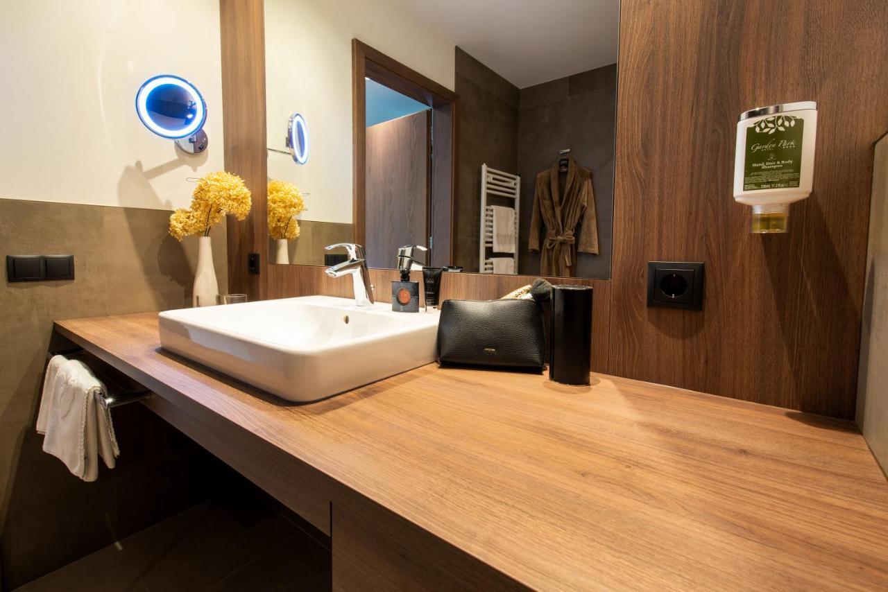 Deluxe Doppelzimmer mit Poolblick und Balkon