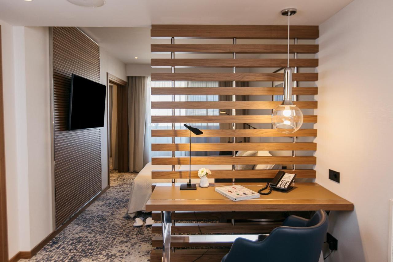 Suite mit 1 Schlafzimmer mit Kingsize-Bett, Schlafsofa und Balkon