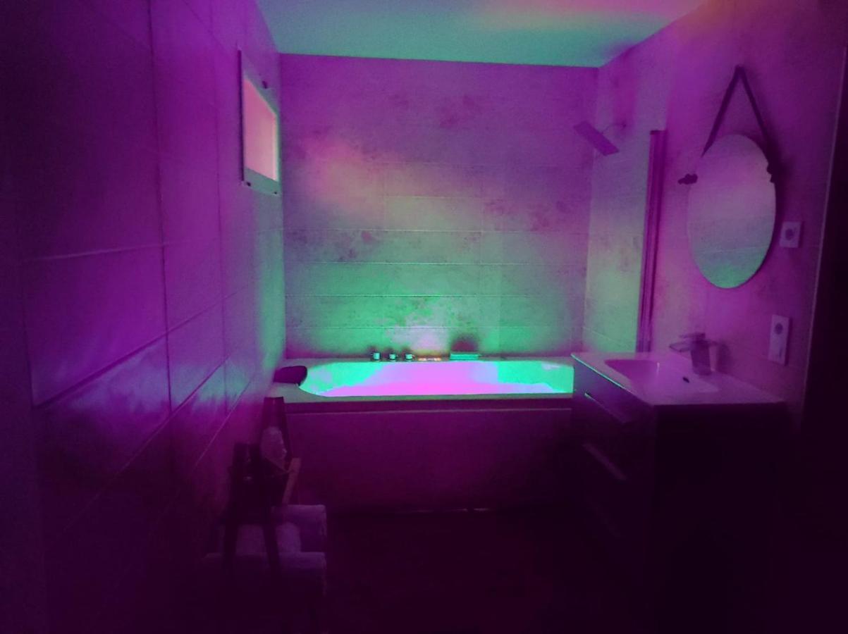 Suite con bañera de hidromasaje y cama grande