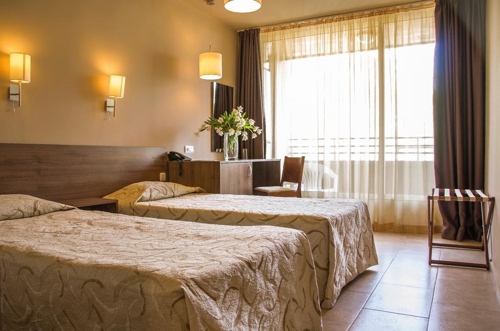 Zweibettzimmer mit Balkon