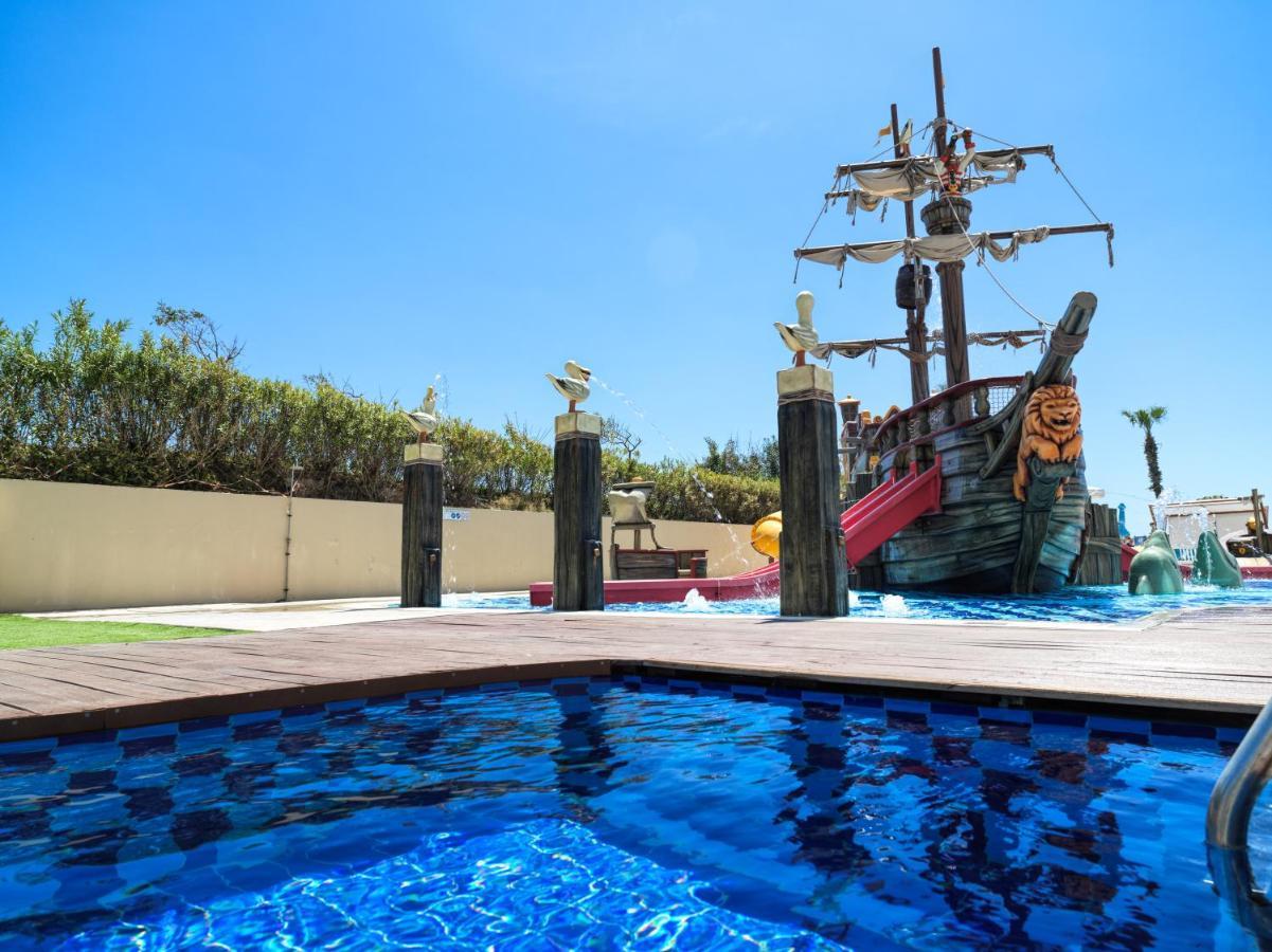 Chambre Familiale avec Accès Direct à la Piscine - Vue sur Jardin
