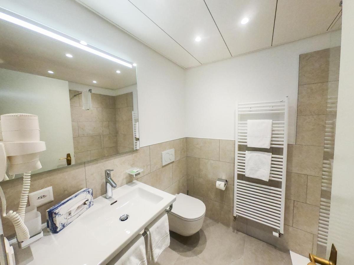 Doppelzimmer Panorama mit Balkon zur Seeseite