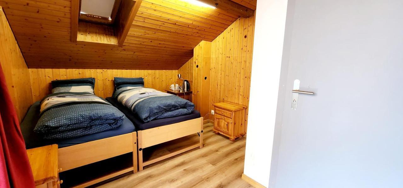 Zweibettzimmer mit Balkon
