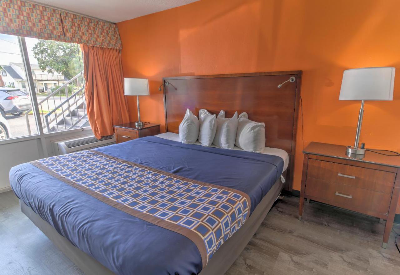 Standard King Room - Non-Smoking