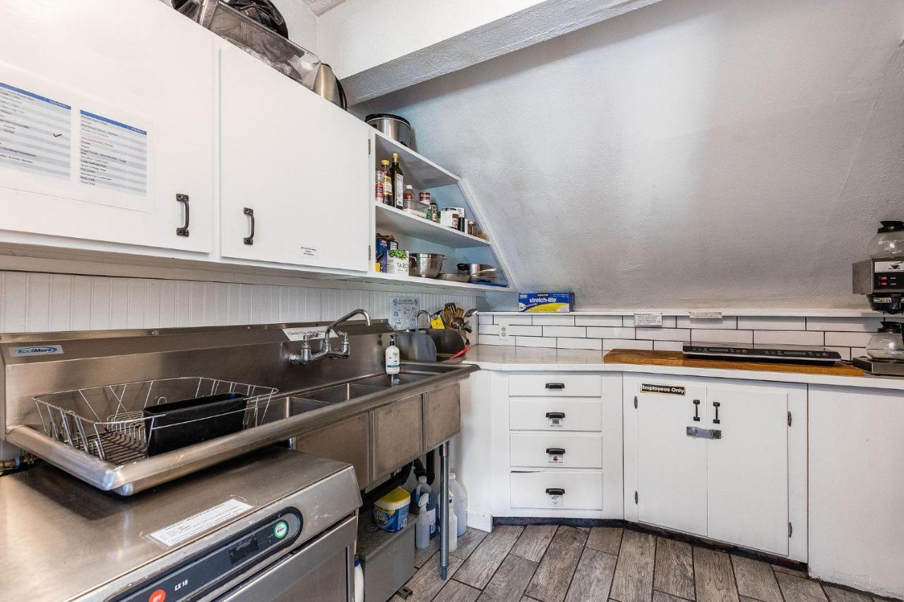 Kleine Kamer - 1 Eenpersoonsbed en Gedeelde Badkamer