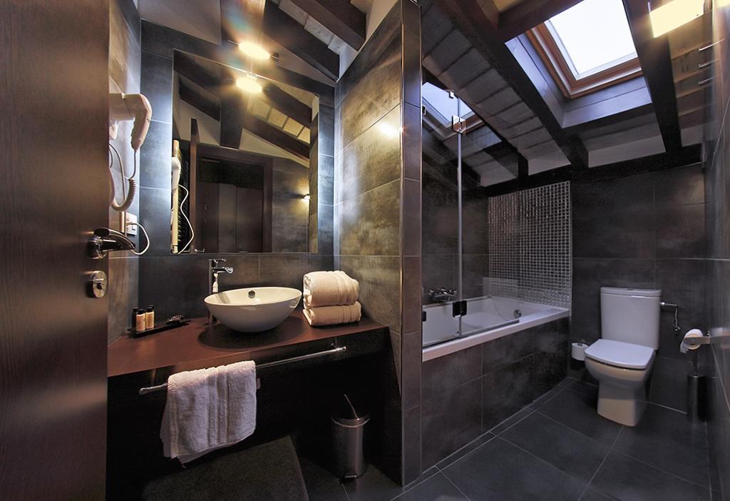 Habitación con cama grande y bañera de hidromasaje