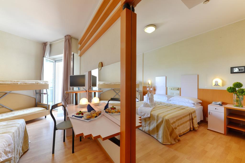 Camera Quadrupla Classic