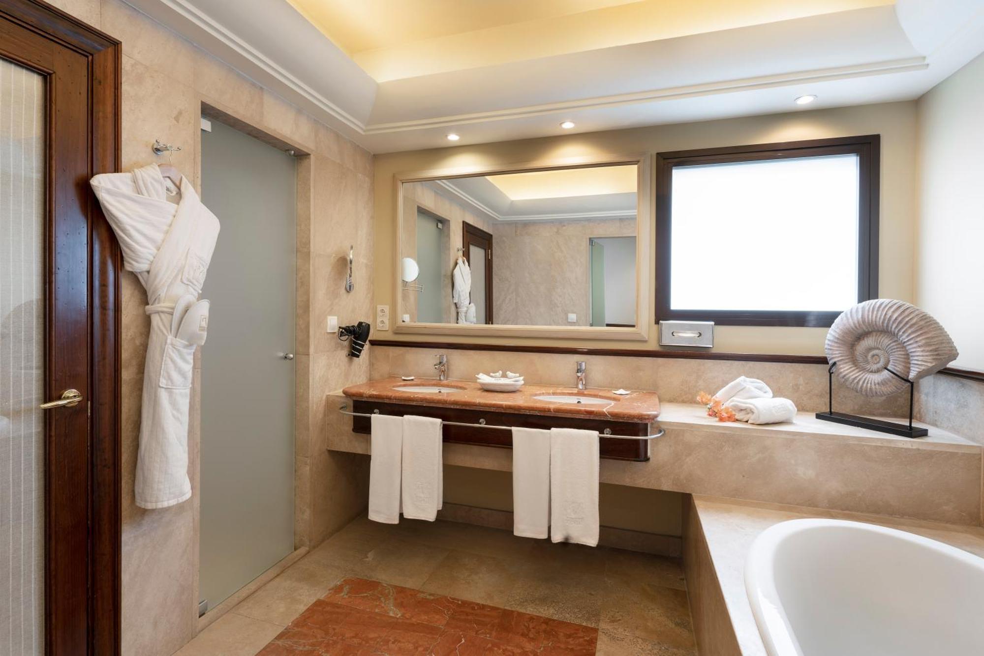 Junior Suite with Terrace and Ocean View Triple
