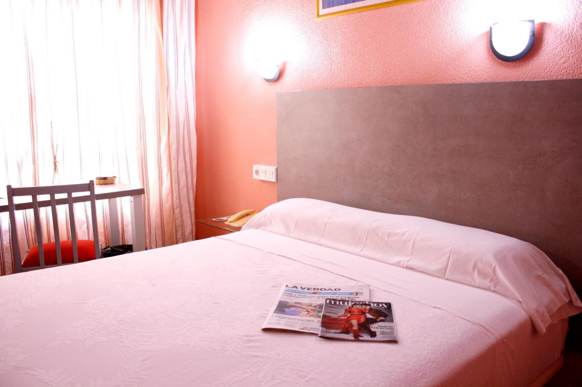 Habitación con cama grande