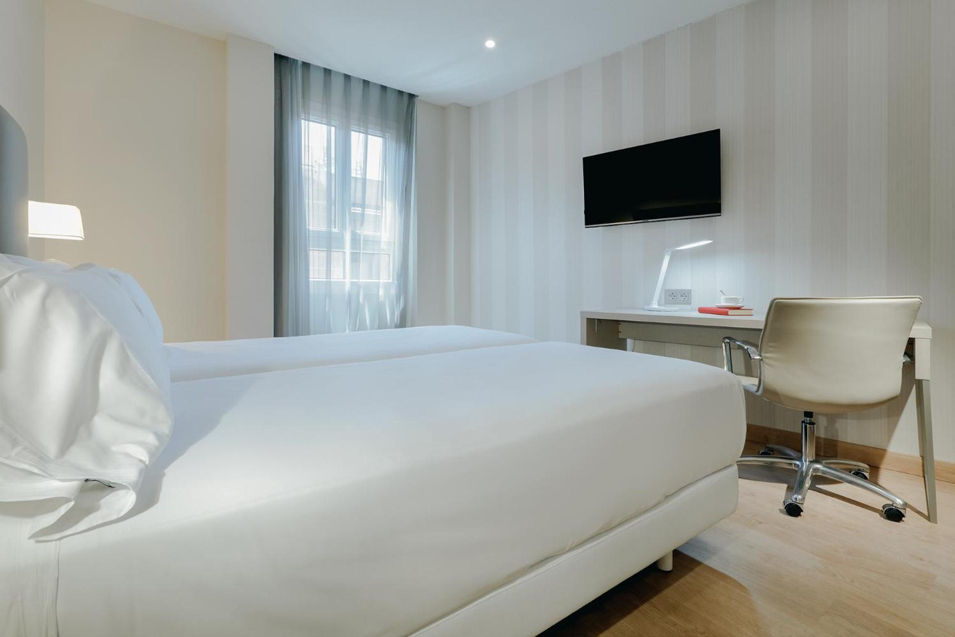 Kamer met 1 Groot Bed of 2 Aparte Bedden en Uitzicht op de Stad