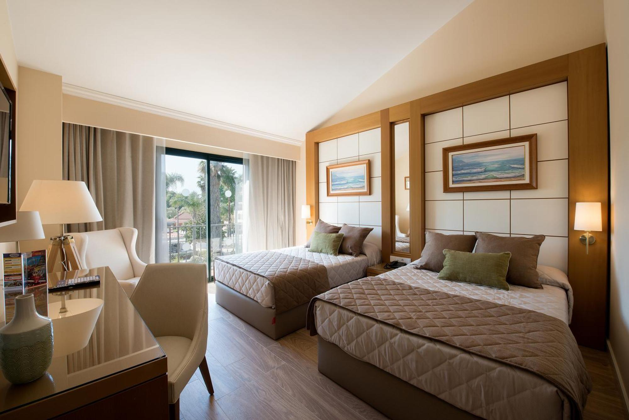Chambre Standard avec Accès au Parc d’Attractions PortAventura (2 Adultes + 1 Enfant) + 1 Accès à Ferrari Land