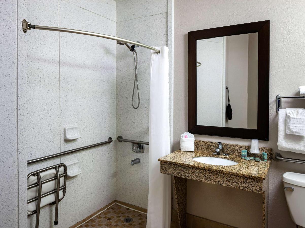 King Room with Roll-In Shower and View - Mobility Accessible