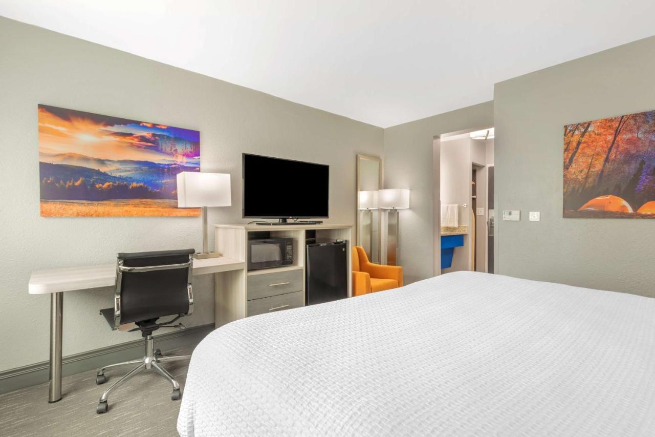 King Room with Bath Tub - Communication Assistance/Non-Smoking