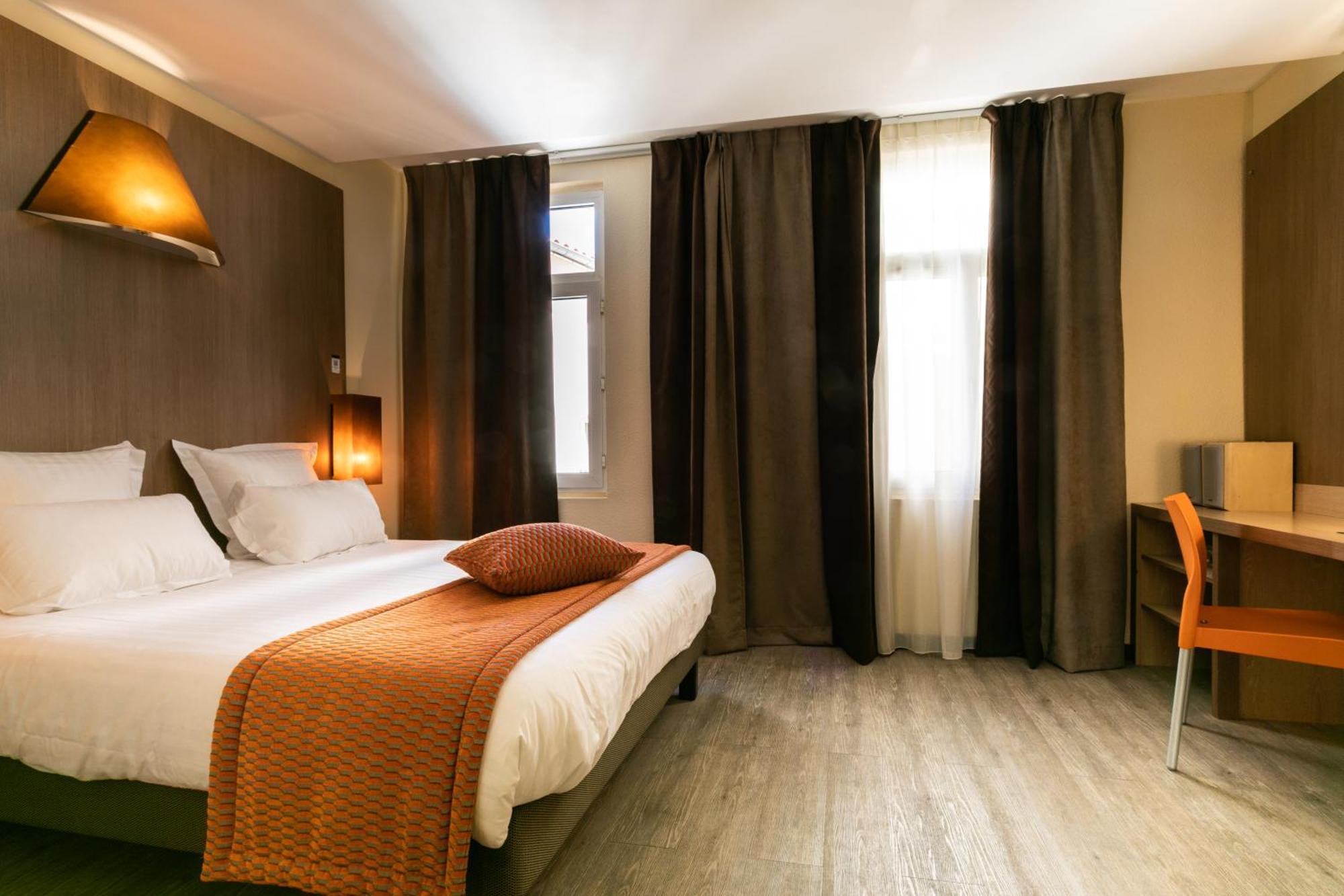 Habitación Doble Superior con cama grande y bañera