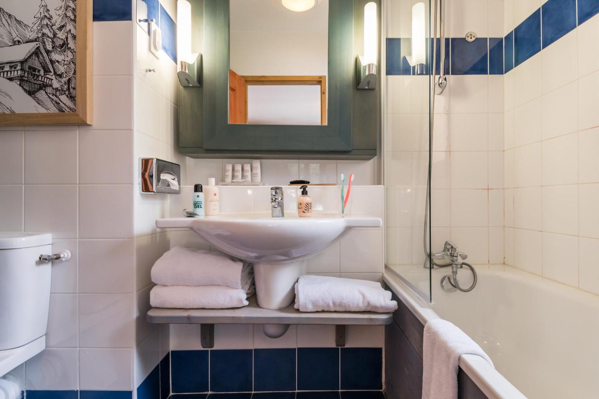 Appartement 3 Chambres Supérieur - Accès à la Piscine Extérieure (8 Personnes)