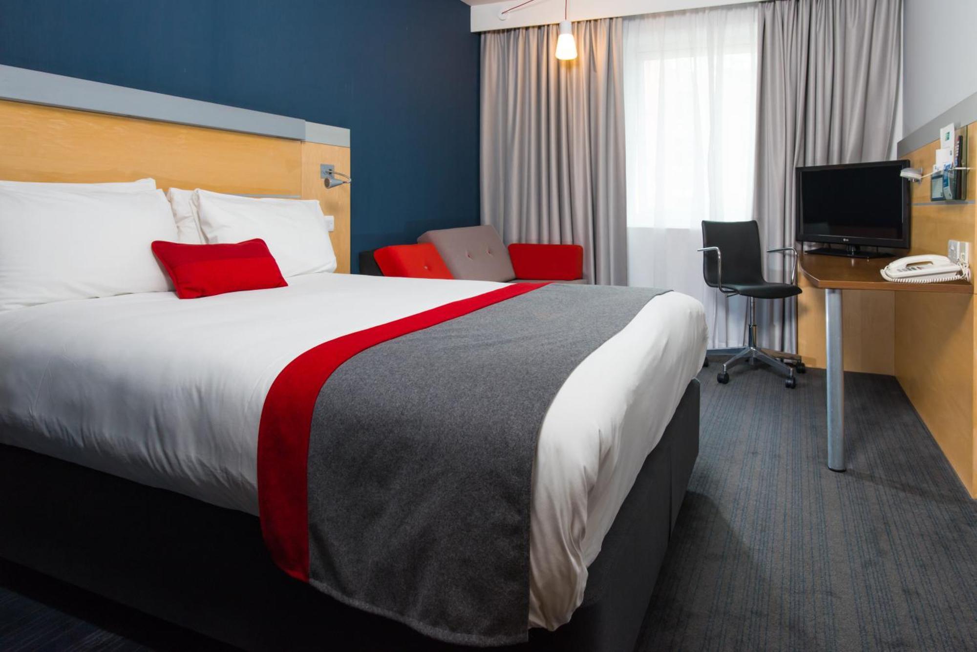 Standard Doppelzimmer mit Einzelschlafsofa und kostenlosem warmen Frühstück