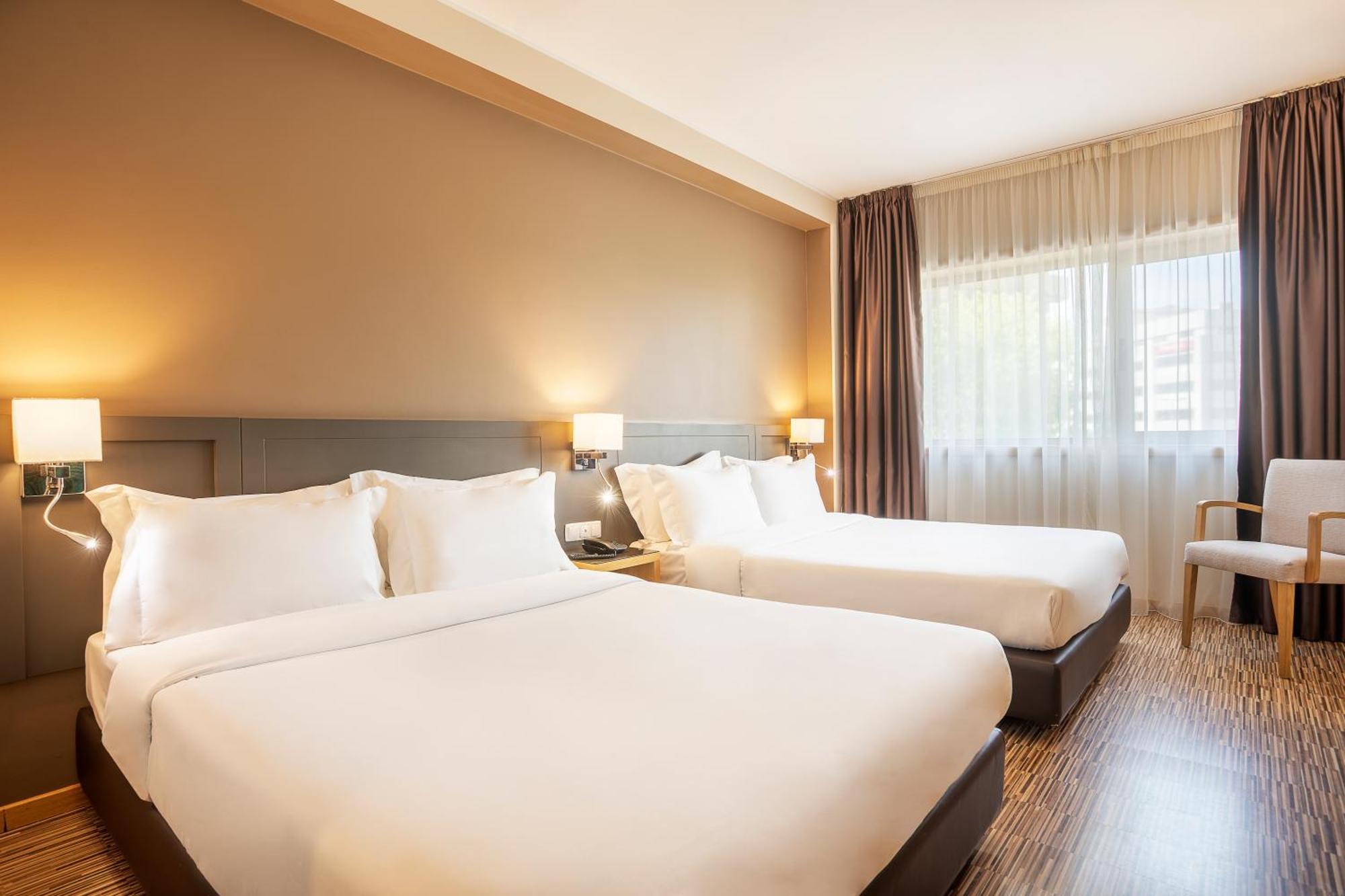 Quarto Plus com 2 Camas de Solteiro (3 Adultos)