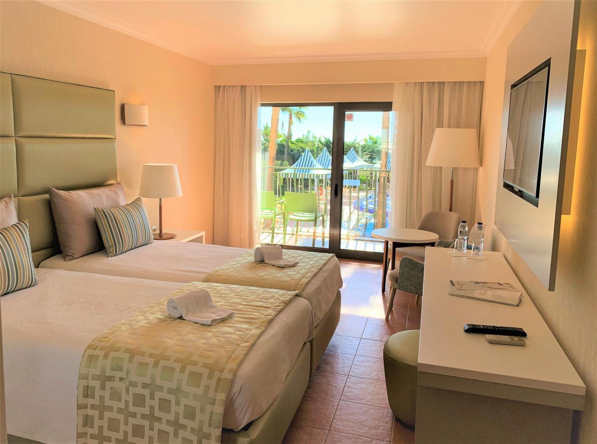 Quarto Twin Deluxe com Vista da Piscina