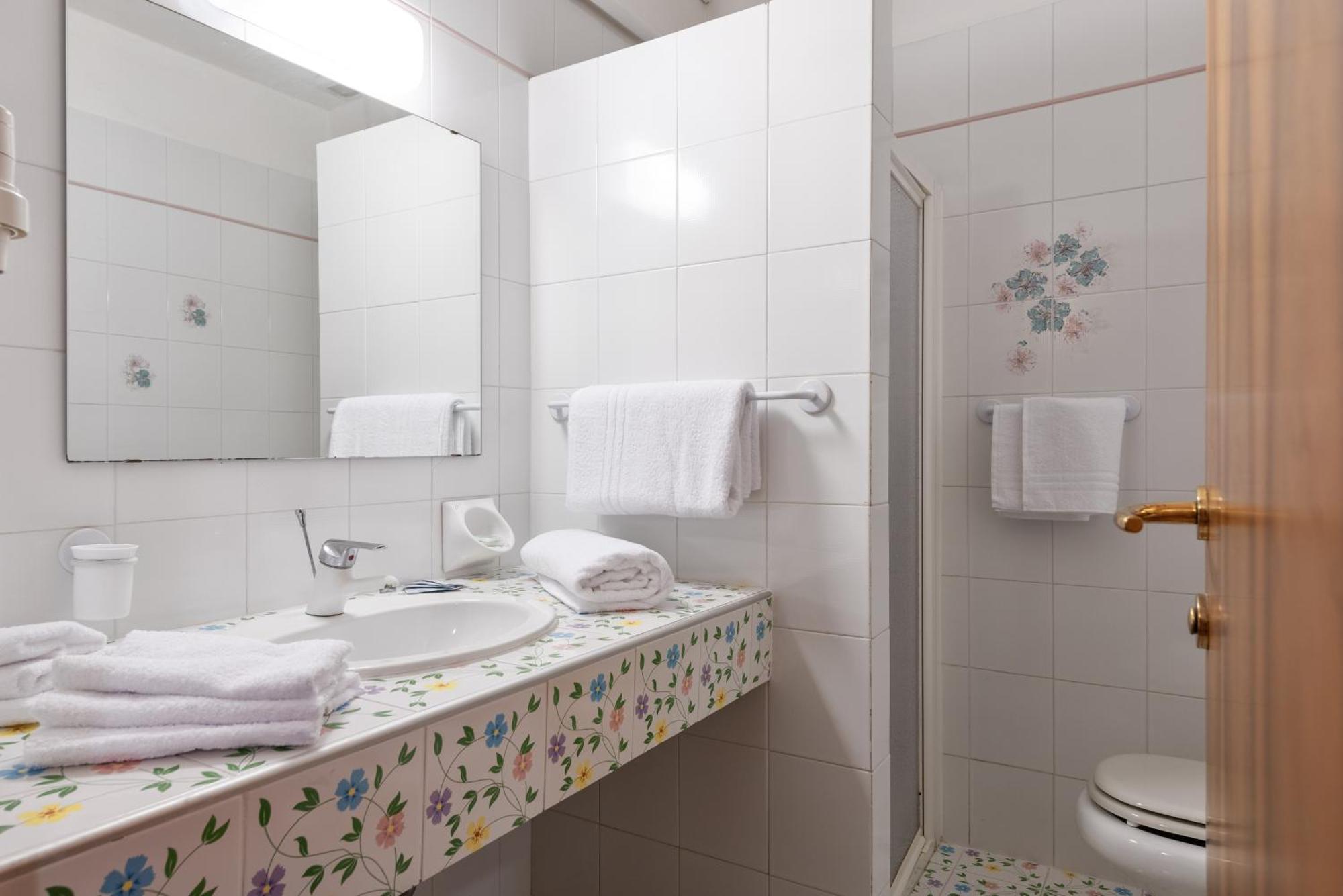 Standard Doppelzimmer mit Poolblick