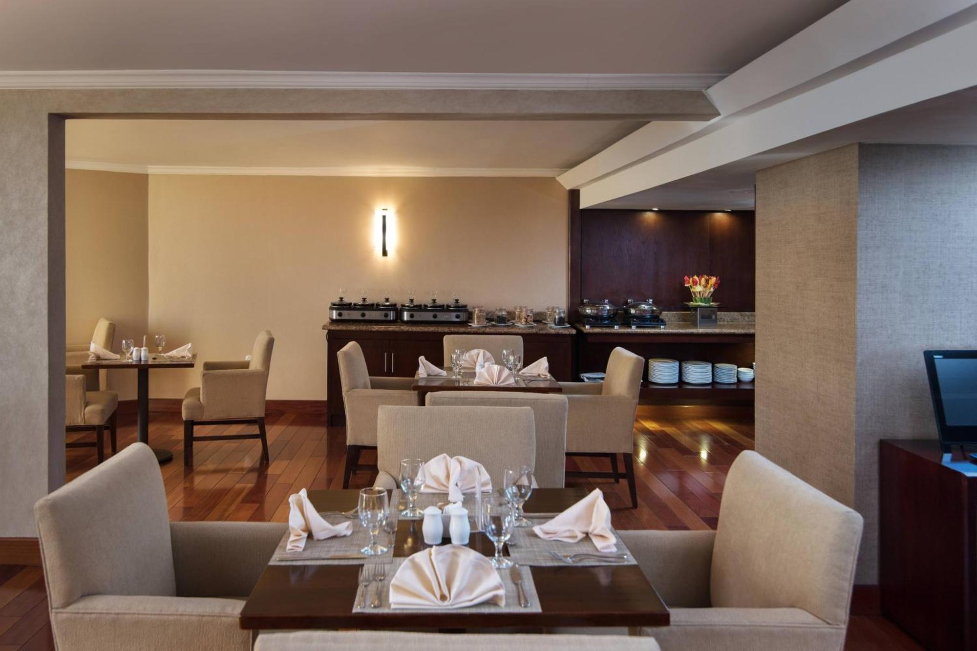 Spaziosa Camera con Accesso Club Lounge, Letto King-Size e Vista Oceano