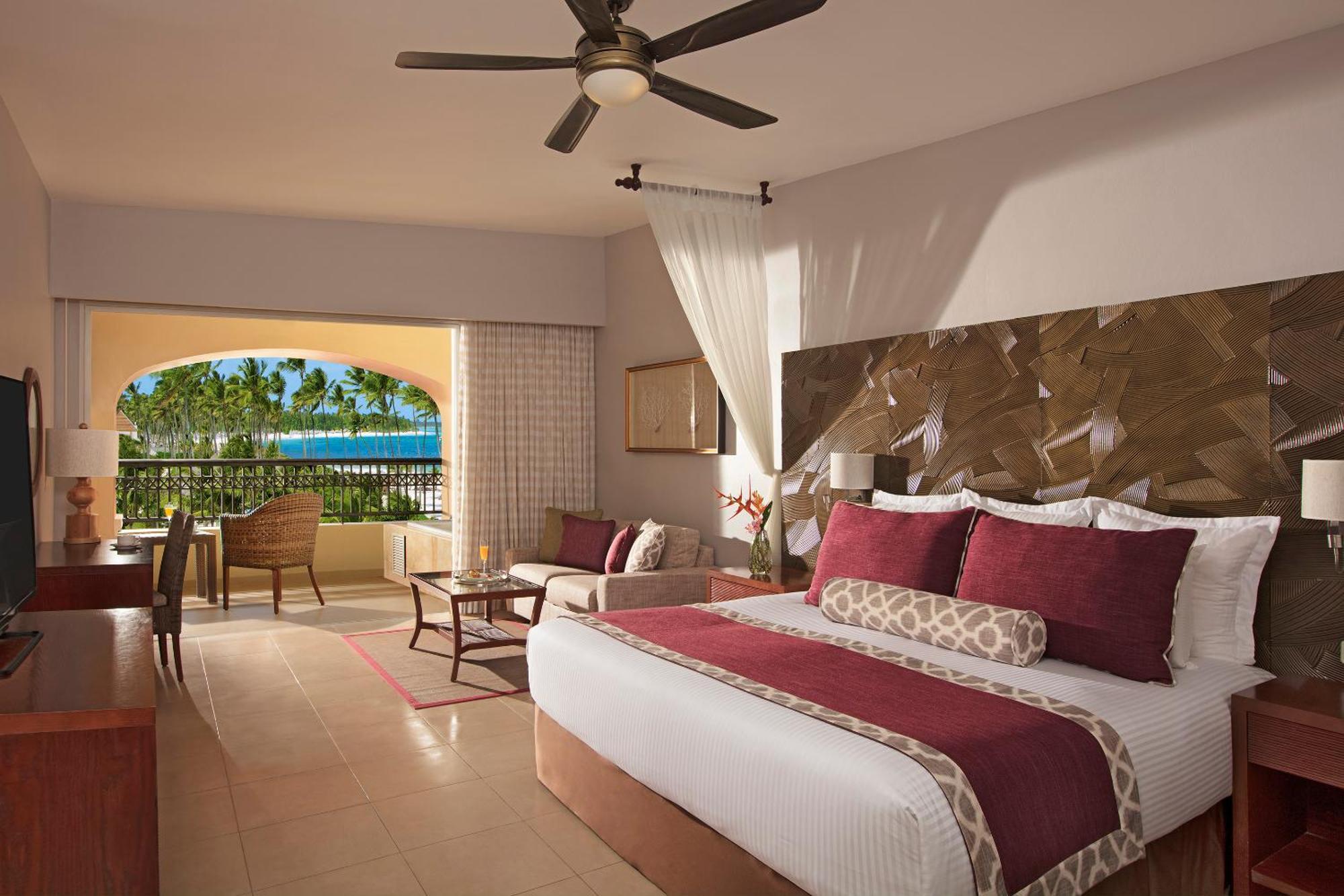 Alojamiento Deluxe Preferred Club con cama extragrande y vistas parciales al mar