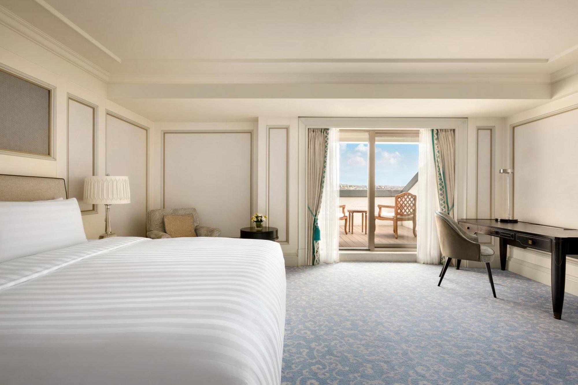 Terrace Junior Suite with Bosphorus View with exclusive Horizon privileges