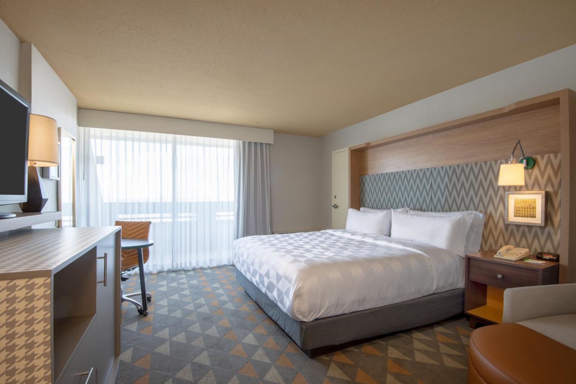 Premium King Room with Mountain View