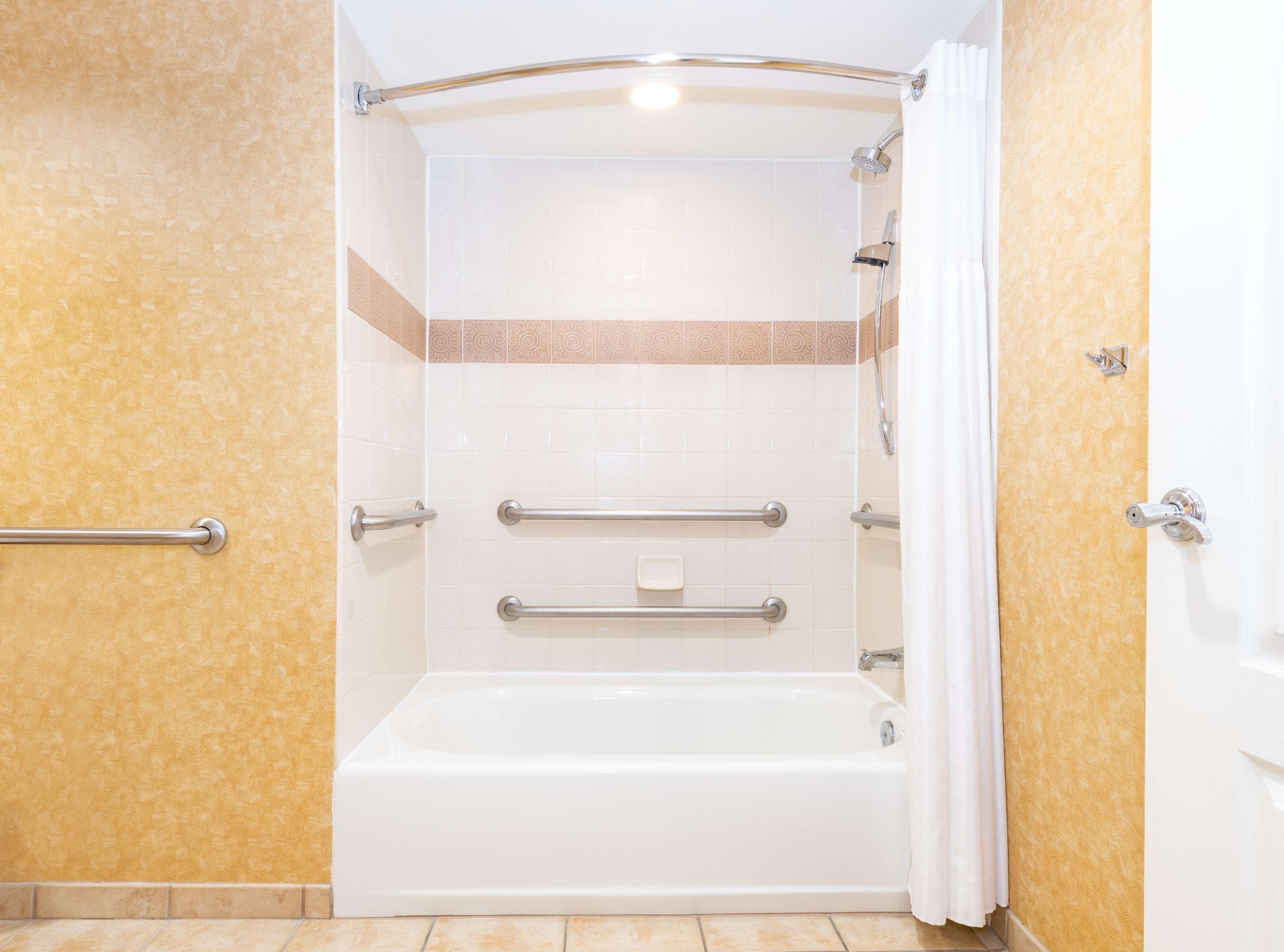 King Suite - Mobility and Hearing Access,1742647376:JPEG