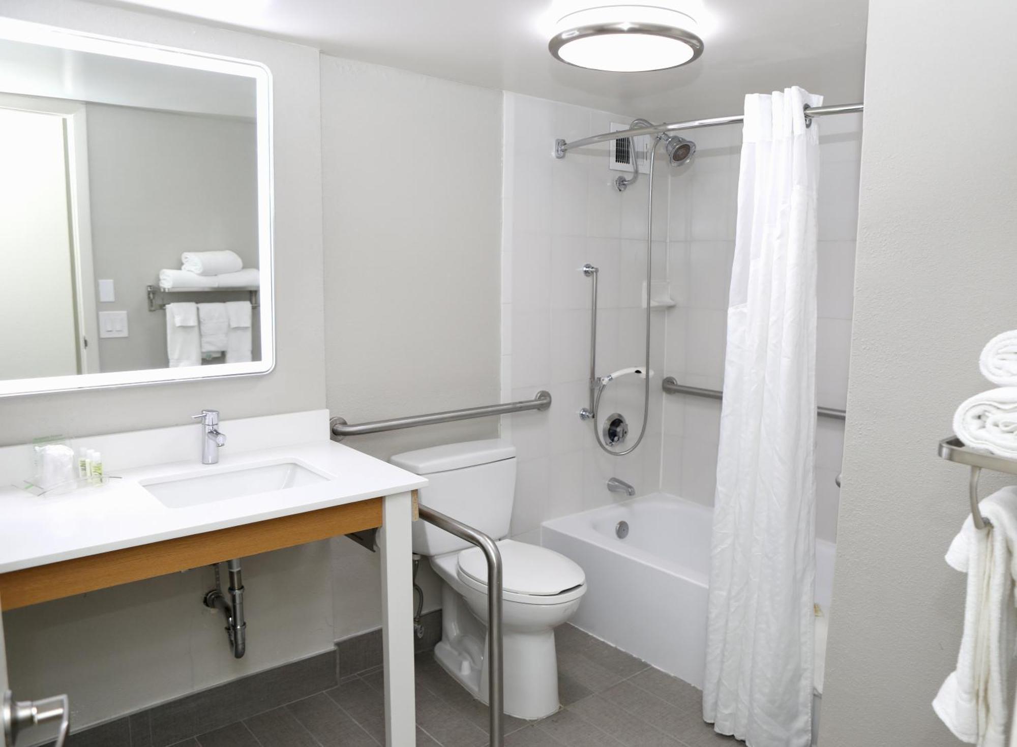 King Room - Mobility Access Tub - Non-Smoking