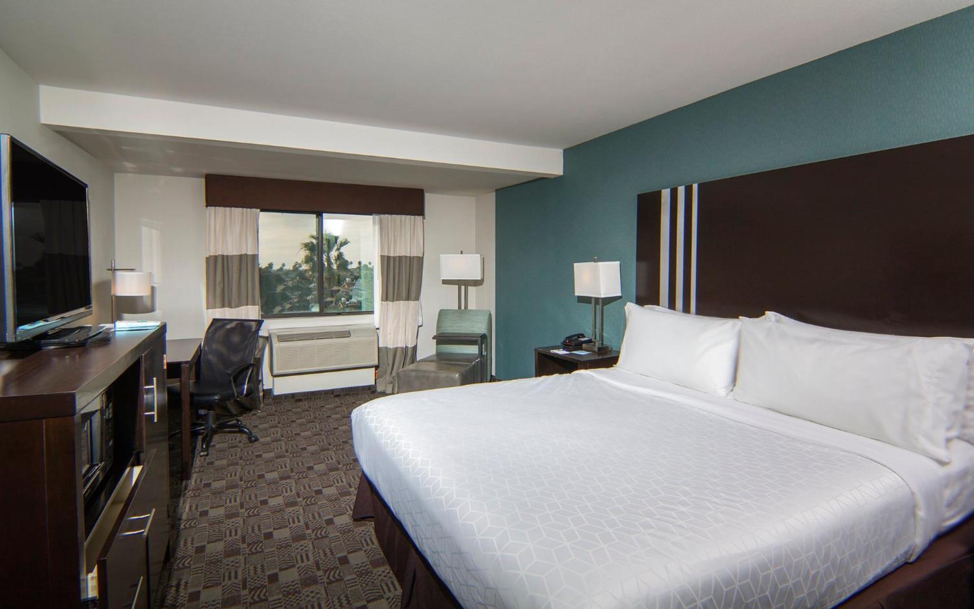 Deluxe King Room with Hearing Accessible Trans Shower - Non-Smoking