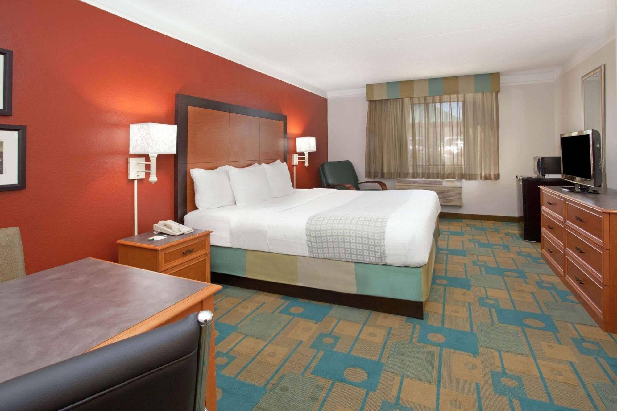 King Room with Bath Tub - Mobility Accessible/Non-Smoking