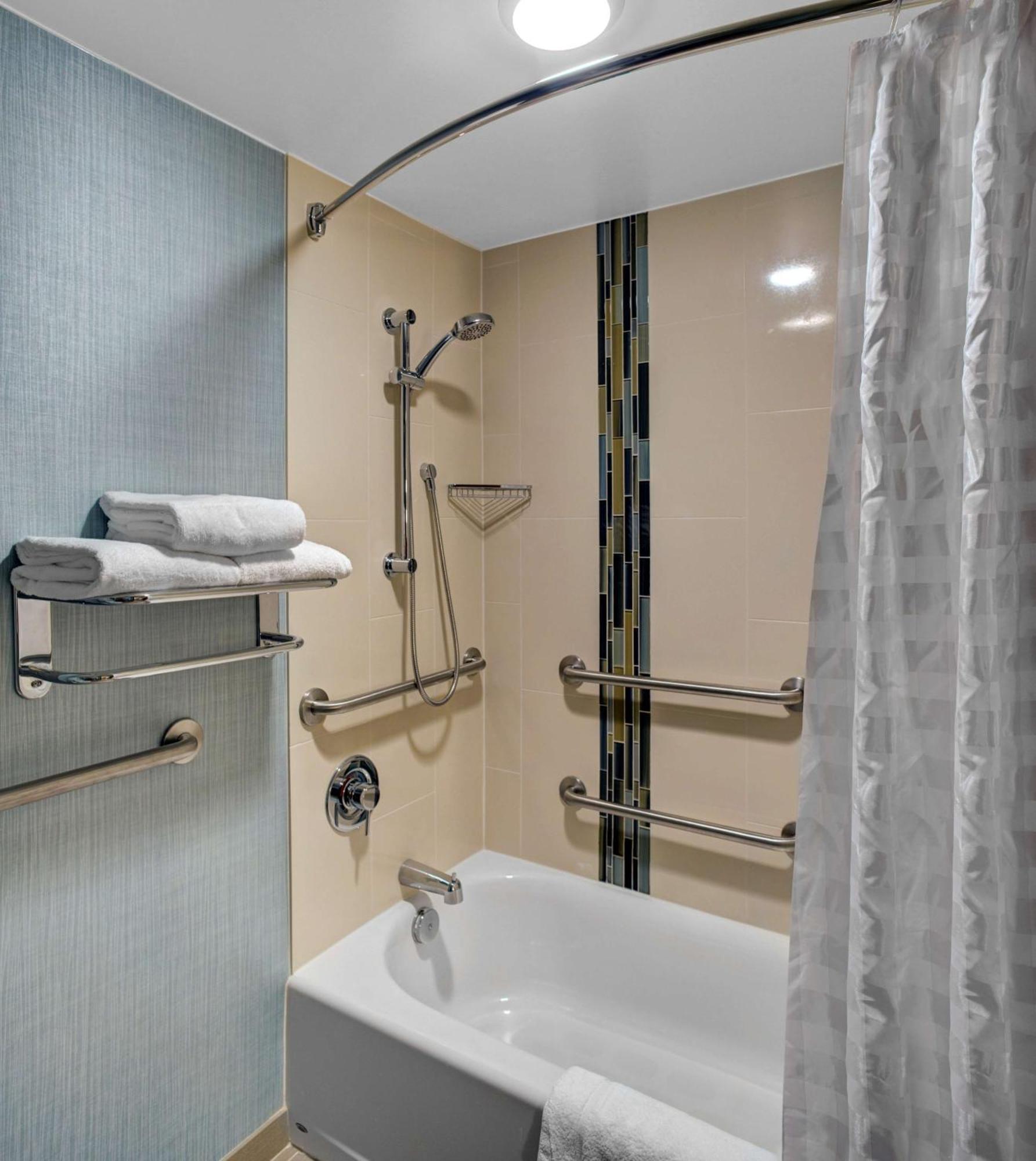 King Room with Sofa Bed and Accessible Tub - Disability Access,673658772:JPEG